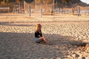 Frau am Sommerstrand an einem heißen Tag foto