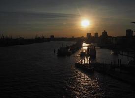 Blick auf die Stadt Hamburg bei Sonnenuntergang foto