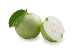 frische Guavenfrucht und Guavenscheibe isoliert auf weißem Hintergrund foto