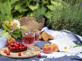 Set für Picknick auf Decke im Lavendelfeld foto