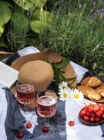 Set für Picknick auf Decke im Lavendelfeld foto