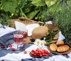 Set für Picknick auf Decke im Lavendelfeld foto