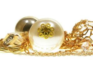 Gold Schmuck. Gold und Perlen. Perlen mit Gold auf ein Weiß Hintergrund foto