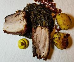 Schweinefleisch Royal und Grünkohl auf Olivenholz foto
