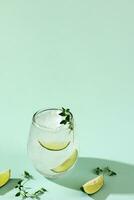 Limonade oder Entgiftung infundiert Wasser mit Limette und Thymian foto