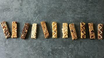 verschiedene Granola Bar auf Zement Tabelle Hintergrund foto