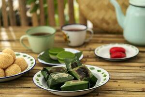 Lemper Bakar, gegrillt indonesisch Reis Kuchen mit geschreddert Hähnchen innen. foto