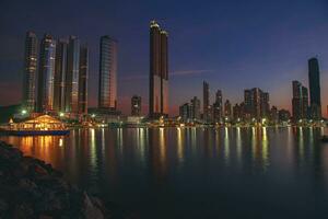Dubai Yachthafen beim Sonnenuntergang, vereinigt arabisch Emirate foto