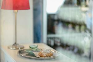 Espresso Kaffee, Orange Saft. und Pudding Gebäck Sahne Croissant beim das Bar zum Frühstück. foto