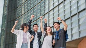 Gruppe von glücklich jung Unternehmer mit Hände oben und Lachen zu feiern und aufgeregt Erfolg zum Erfolge erhalten. Student Studenten feiern Erfolg nach Ende Projekt, Zusammenarbeit Konzept foto