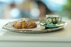 Espresso Kaffee, Orange Saft. und Pudding Gebäck Sahne Croissant beim das Bar zum Frühstück. foto