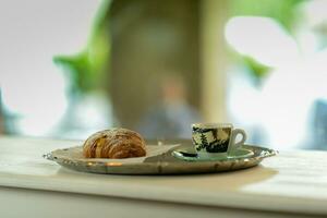 Espresso Kaffee, Orange Saft. und Pudding Gebäck Sahne Croissant beim das Bar zum Frühstück. foto