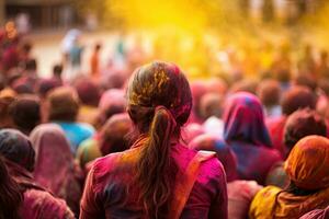 unbekannt Menschen beim holi Festival im Kalkutta, holi ist einer von das größte Feste im Indien, indisch Menschen Rückseite Aussicht feiern das holi Festival im Indien. bunt holi Hintergrund, ai generiert foto