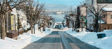 hachiman zaka Steigung mit Schnee im Winter Jahreszeit. Wahrzeichen und Beliebt zum Sehenswürdigkeiten im Hokkaido, Japan. Reise und Ferien Konzept foto