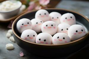 Weiß Mochi Eis Sahne mit ein kawaii süß Gesicht. Mochi japanisch Dessert auf ein Teller ai generativ foto