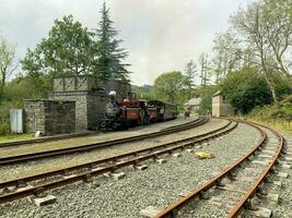 Norden Wales im das Vereinigtes Königreich im September 2023. ein Aussicht von ein Dampf Zug beim tan-y-bwlch Bahnhof im Norden Wales foto