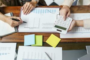 Geschäft Menschen Brainstorming Treffen Design Ideen verwenden Post es Anmerkungen zu Teilen Idee Fachmann Investor Start oben Projekt Geschäft Brainstorming Planung im Büro foto