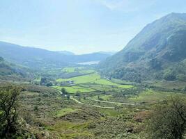 ein Aussicht von das Norden Wales Landschaft in der Nähe von montieren schneebedeckt auf ein sonnig Tag foto