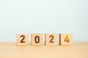 2024 Jahr Block auf Tisch. Ziel, Auflösung, Strategie, planen, Start, Budget, Mission, Aktion, Motivation und Neu Jahr Konzepte foto
