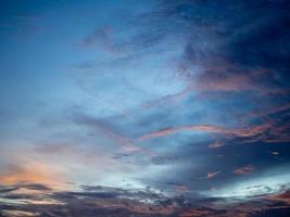 Himmel und Wolken bei Sonnenuntergang. foto