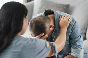 Psychologe legte die Hand auf die Schulter, um einem psychisch depressiven Mann zuzujubeln. foto