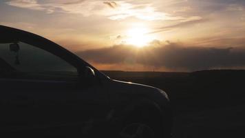 Tourismusauto auf der Autobahn mit Sonnenuntergangslandschaft foto
