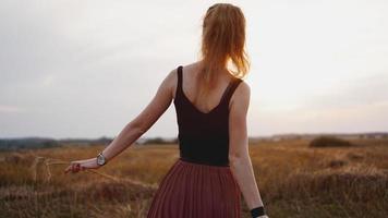 junge Frau, die Natur und Sonnenlicht im Strohfeld genießt foto