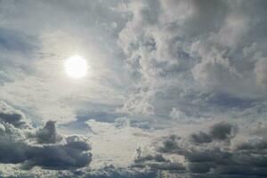 Blau Himmel mit Sonne und gemischt Wolken auf anders Lagen, über Horizont Aussicht foto