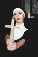 Nonne, die ein Kreuz hält. der Religionsbegriff. foto
