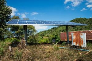 Solar- Zellen Leistung Bahnhof Alternative Leistung Quelle auf das Hang im ländlich Bereich von Thailand foto