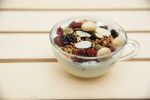 geschlossen oben und verwischen Frühstück gesund Essen, Granola, Müsli, organisch Hafer, Super Essen mit Honig, getrocknet Früchte und Nüsse im Schüssel foto