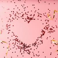 rote Herzform Konfetti Herz Draufsicht flach auf rosa Hintergrund legen foto