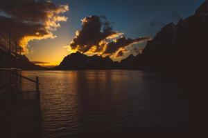 Sonnenuntergang über den Bergen am Meer. Silhouette der Berge foto