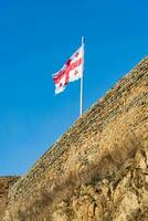 Flagge von Georgia bekannt wie das Fünfkreuz Flagge, ist einer von das National Symbole von Georgia. foto