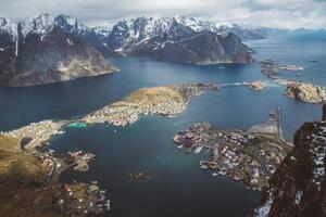 malerische Landschaft mit Gipfeln, Seen und Häusern der Lofoten-Inseln foto