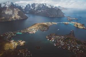 malerische Landschaft mit Gipfeln, Seen und Häusern der Lofoten-Inseln foto