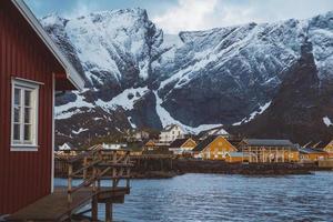 norwegen rorbu häuser und berge foto