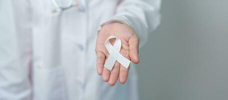November Lunge Krebs Bewusstsein Monat. Arzt mit Weiß Band im Krankenhaus. Gesundheitswesen und Welt Krebs Tag Konzept foto