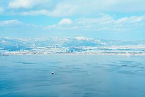 schön Landschaft und Stadtbild von hakodate Berg mit Schnee im Winter Jahreszeit. Wahrzeichen und Beliebt zum Sehenswürdigkeiten im Hokkaido, japan.reisen und Ferien Konzept foto