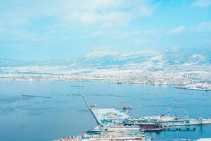 schön Landschaft und Stadtbild von hakodate Berg mit Schnee im Winter Jahreszeit. Wahrzeichen und Beliebt zum Sehenswürdigkeiten im Hokkaido, japan.reisen und Ferien Konzept foto