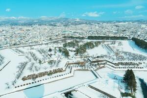 schön Landschaft und Stadtbild von goryokaku Turm mit Schnee im Winter Jahreszeit. Wahrzeichen und Beliebt zum Sehenswürdigkeiten im Hokkaido, japan.reisen und Ferien Konzept foto