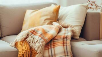 gemütlich wolle Decke auf Sofa Hand halten Kissen zum Entspannung foto