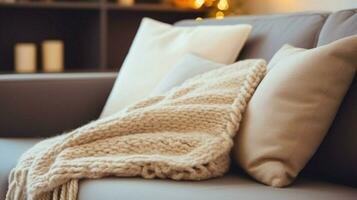 gemütlich wolle Decke auf Sofa Hand halten Kissen zum Entspannung foto