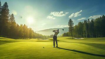 Golfspieler Treffer Ball auf Grün Gras Kurs foto