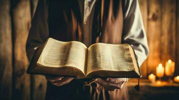Hand halten Bibel studieren religiös Text drinnen foto