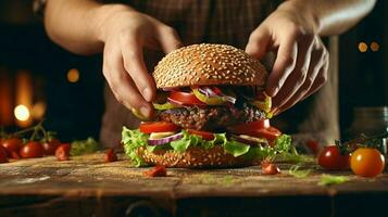 Hand bereitet vor hausgemacht Burger auf rustikal hölzern Tabelle foto