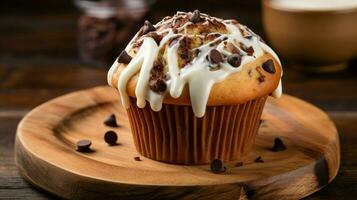 hausgemacht Schokolade Chip Muffin mit cremig Glasur auf hölzern Tabelle foto