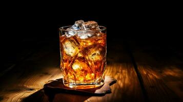 Eis kalt Whiskey Cocktail leuchtet auf hölzern Tabelle foto