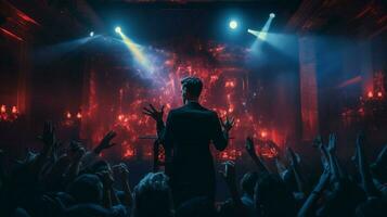 Nachtclub Sänger durchführen zum beleuchtet Publikum foto