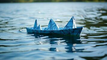 Origami Papier Boot Segel auf Blau Wasser ein kreativ Reise foto